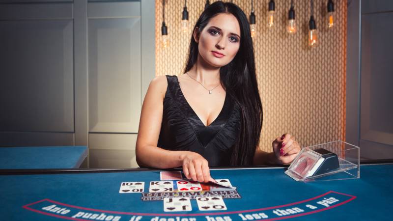 Ultimate Texas Hold'em Trực Tuyến Là Gì? Cách Chơi Để Thắng? 2 Luật chơi cơ bản của Ultimate Texas Hold'em